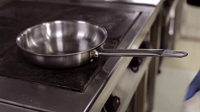 厨师准备炉灶做饭视频下载