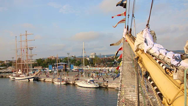 2016年黑海高帆船赛瓦尔纳港的帆船视频素材