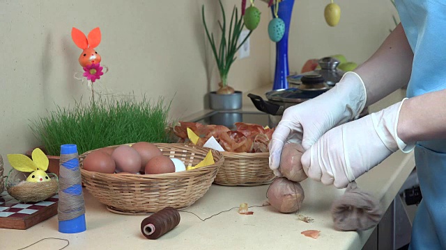 女手上戴着手套，把洋葱壳和白鸡蛋放进袜子里视频下载
