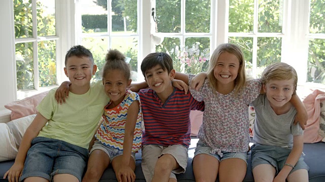 一群多文化儿童坐在靠窗的座位上视频素材