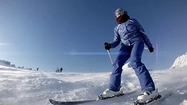 女滑雪者溅水旁边的摄像机慢动作视频视频素材