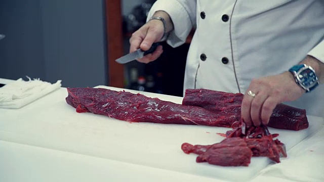 煮肉的过程。厨师准备烤牛肉视频下载