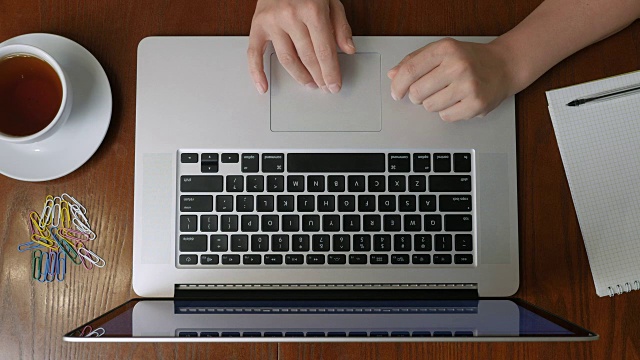 俯视图的笔记本电脑与女人的手。UHD 4 k视频素材