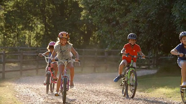 一群在乡下骑自行车的孩子视频素材