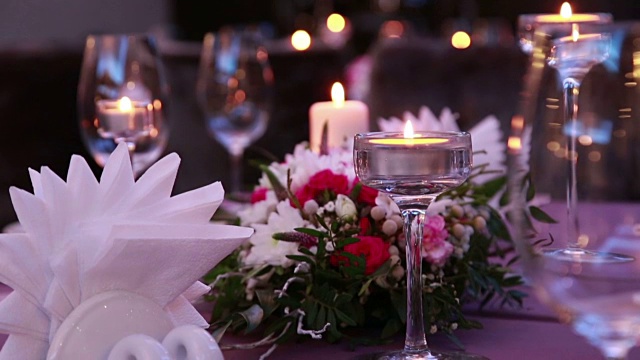 奢华昂贵的餐桌，烛光浪漫的晚餐视频下载