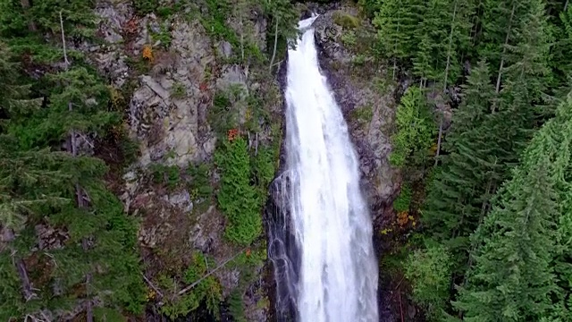 淡水流动的水瀑布视频素材