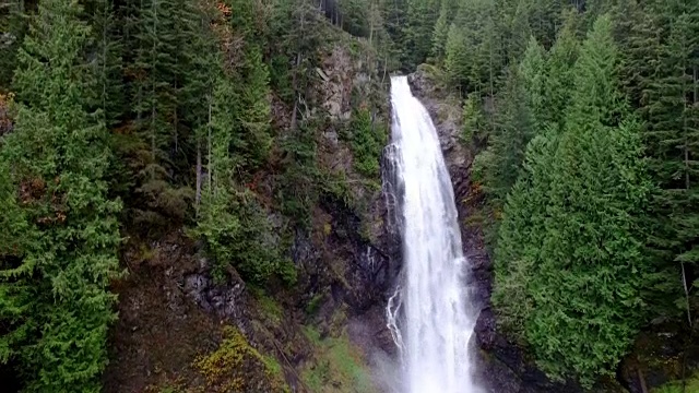 华盛顿喀斯喀特山脉的华莱士瀑布视频素材