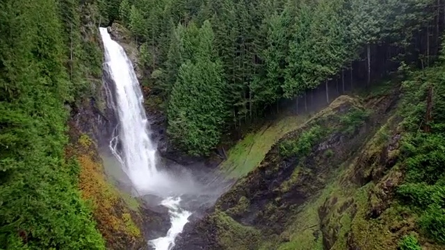 巨大的瀑布山瀑布老生长绿色森林视频素材