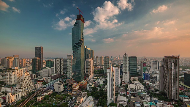 泰国日落曼谷市中心著名的屋顶全景4k时间流逝视频素材