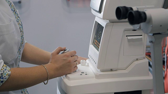 医生在眼科诊所使用角膜测量仪视频下载