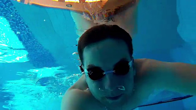 在阳光明媚的游泳池里游泳的人视频下载