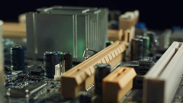 现代PC机主板上的电子元件视频素材