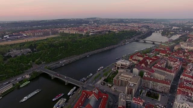 鸟瞰图，布拉格和伏尔塔瓦河视频素材
