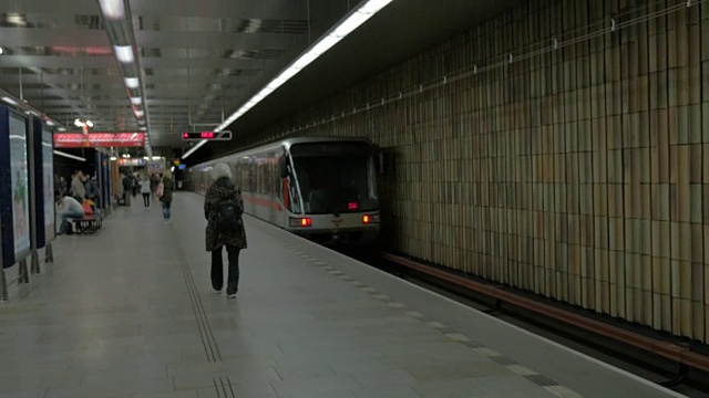 站内移动地铁列车的视角。布拉格,捷克共和国视频素材
