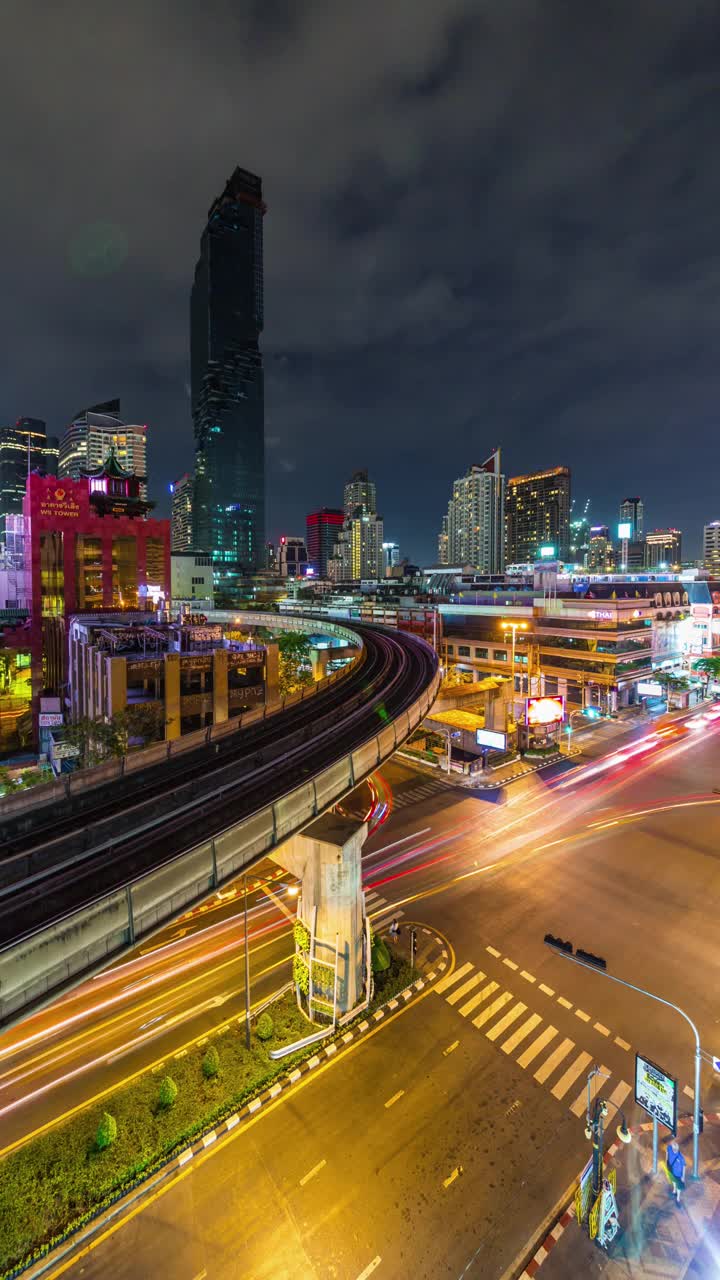泰国曼谷夜光交通街道垂直全景4k时间推移视频素材