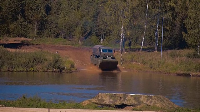 卡特彼勒浮动输送机PTS-м游泳河与军用卡车在一个板视频下载