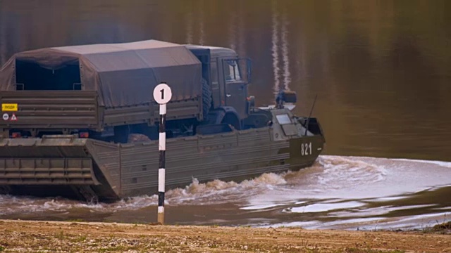 卡特彼勒浮动输送机PTS-м游泳河与军用卡车在一个板视频下载