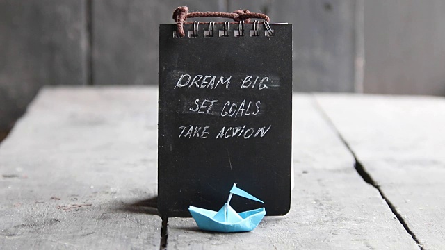 励志名言。梦想要远大，目标要确立，行动要写在黑板上。复古风格。视频下载