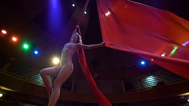 空中丝绸上的女舞者，空中的柔术，慢动作视频下载