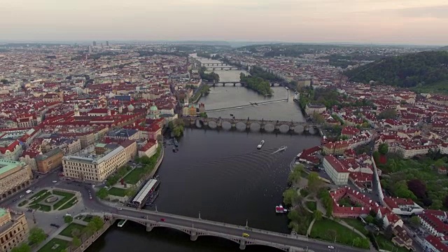 布拉格伏尔塔瓦河，鸟瞰图视频素材