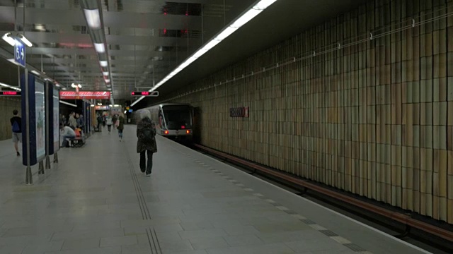 站内移动地铁列车的视角。布拉格,捷克共和国视频素材