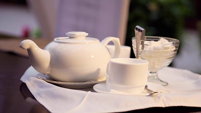 一个茶杯，一个茶壶和一个糖碗视频素材