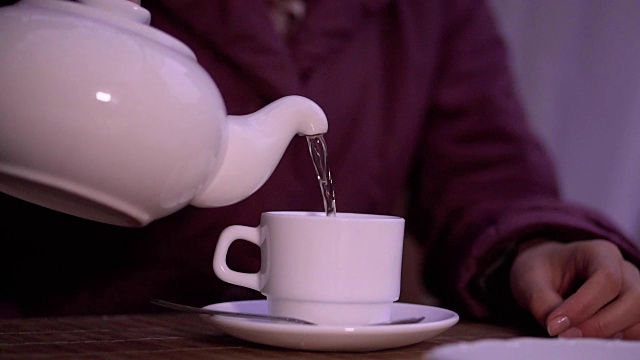茶正在倒入茶杯中视频素材