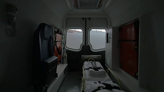 一辆现代救护车在街上行驶的内部视图。室内，现代化的特殊设备，座椅和担架视频素材