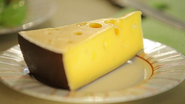 重新关注盘子上的奶酪视频下载