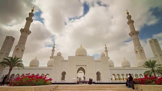 阿布扎比天空运行世界著名的清真寺全景，4k时间间隔阿拉伯联合酋长国视频素材
