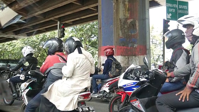 雅加达公路上的摩托车视频素材