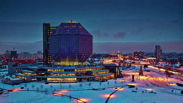 白俄罗斯黄昏明斯克城市照明公共图书馆4k时间流逝视频下载