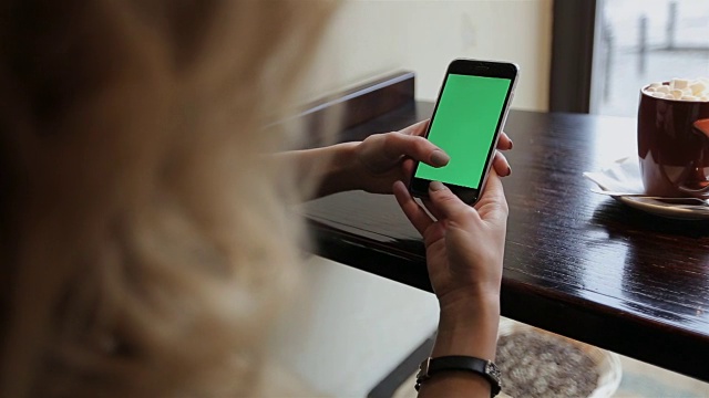 女商人在咖啡馆使用绿色触摸屏的手机视频素材