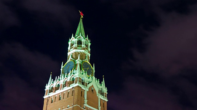 俄罗斯莫斯科夜光克里姆林宫前塔4k时间流逝视频素材