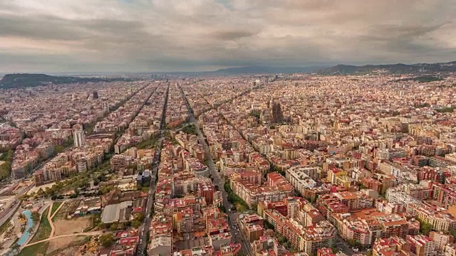 西班牙夏日巴塞罗那城市景观航拍全景4k时间流逝视频素材