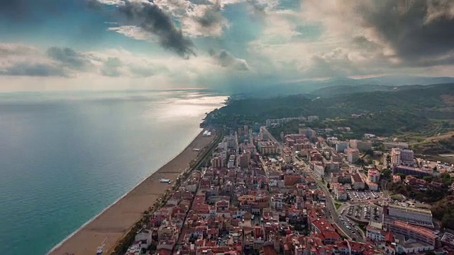 西班牙阳光明媚的一天巴塞罗那城市海湾海滩航拍全景4k时间流逝视频素材