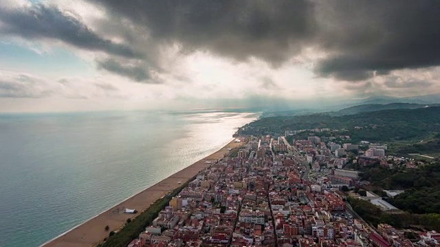 西班牙夏季风暴日巴塞罗那城市海滩湾空中全景4k时间推移视频素材