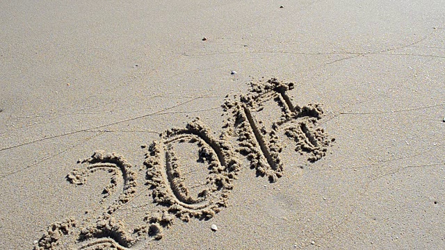 2017年以题字的形式出现在沙滩上。视频素材