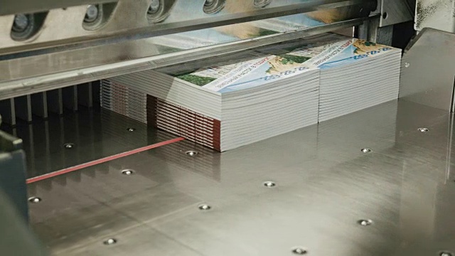 裁纸剪板机在印刷厂的裁纸剪板机中，滑块裁切视频下载