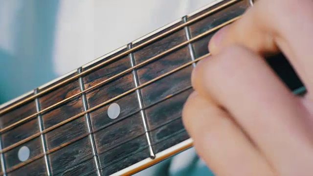 弹木吉他的男人视频素材