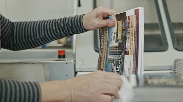测谎仪打印过程——一位女士为一本杂志完成一篇论文视频下载