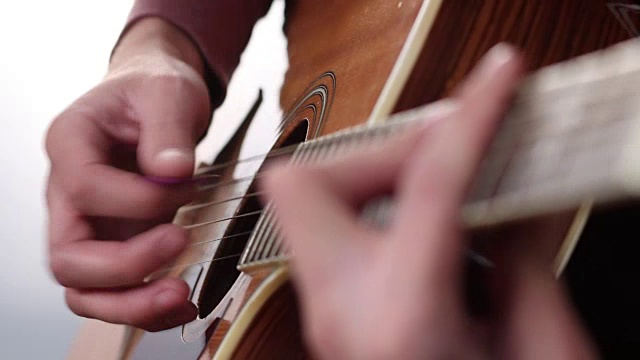 男人的手在弹吉他视频素材