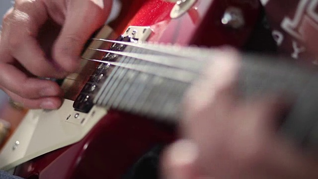 吉他手弹奏电子吉他弦视频素材