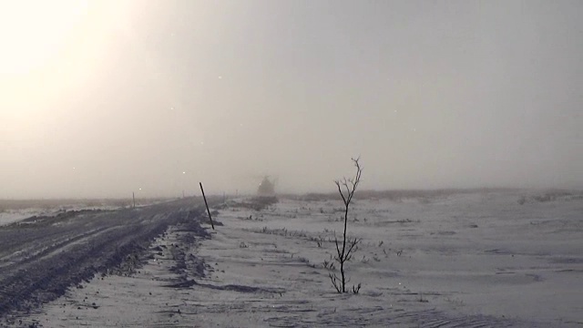 冬季雾中的直升机视频素材