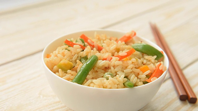 开胃健康的米饭配蔬菜视频素材