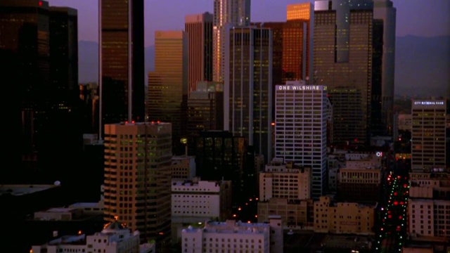 广角镜头倾斜的建筑物和摩天大楼市中心的洛杉矶天际线/加利福尼亚视频素材