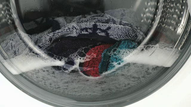 洗衣机滚筒的内部视图。特写镜头视频下载