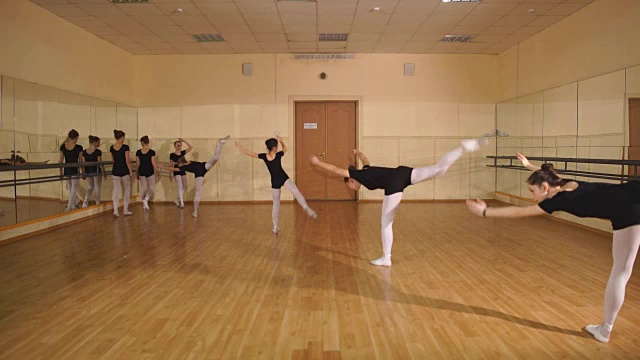 年轻漂亮的芭蕾舞演员在古典芭蕾学校上课练习视频下载