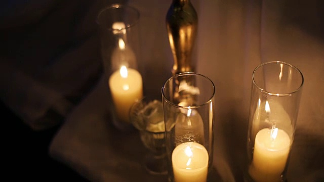 燃烧着白色和金色的婚礼蜡烛。视频下载