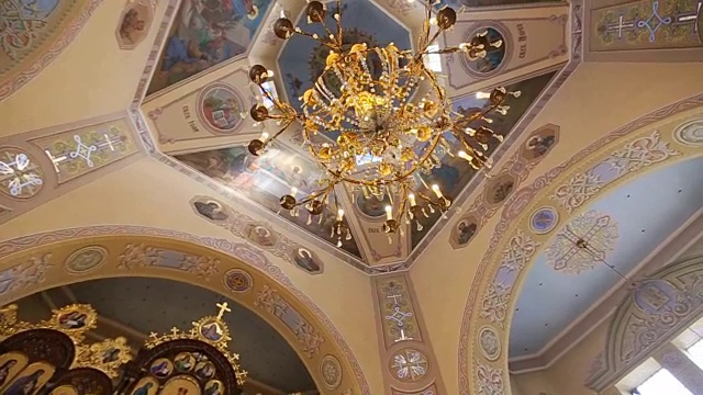 教堂点亮了美丽古老的东正教教堂的灯视频下载